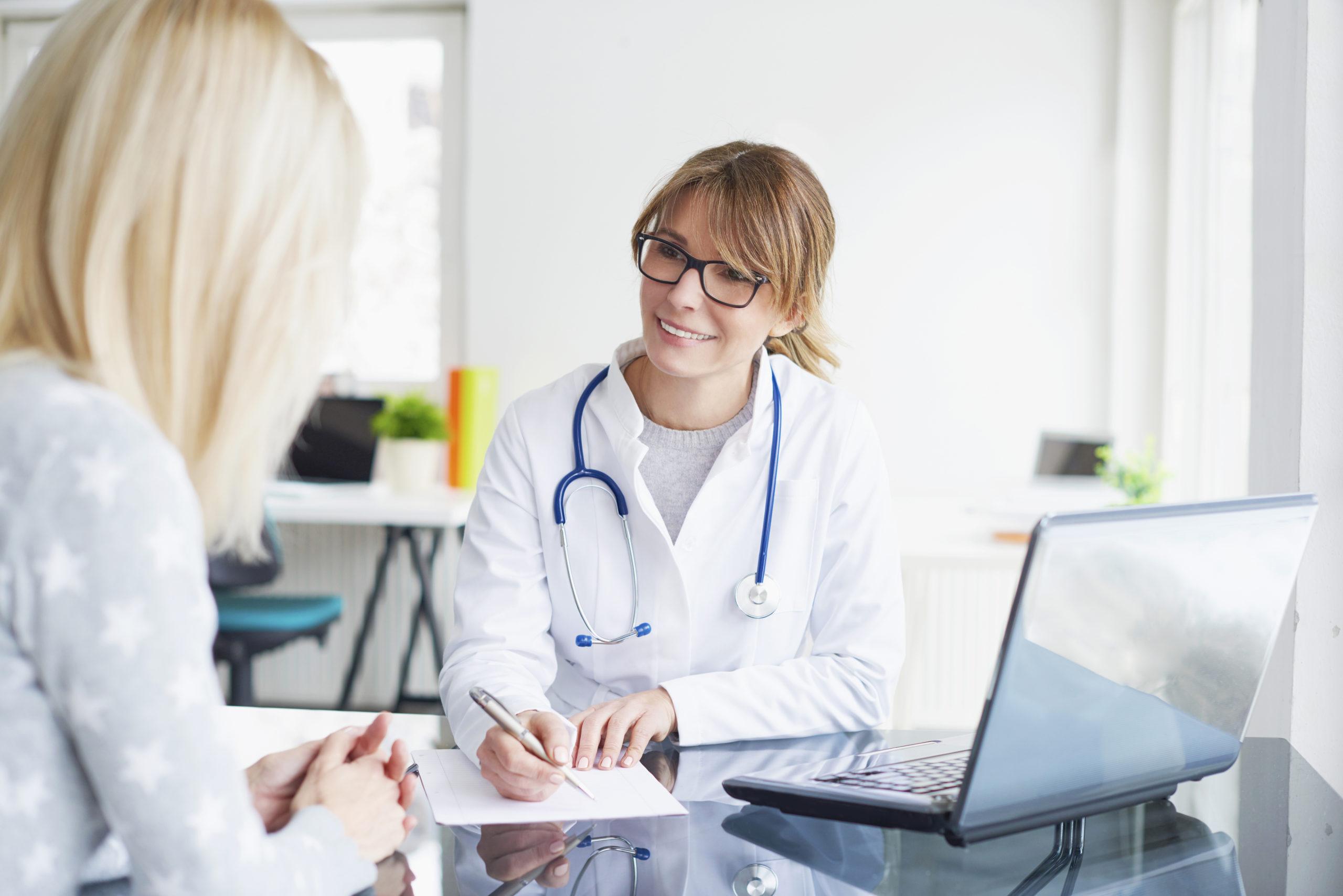 Doctor and her patient. Shot of a middle aged female doctor sitting in front of laptop and consulting with her patient. Cours particulier Paris Bruxelles Genèves examen TOEIC préparation formation