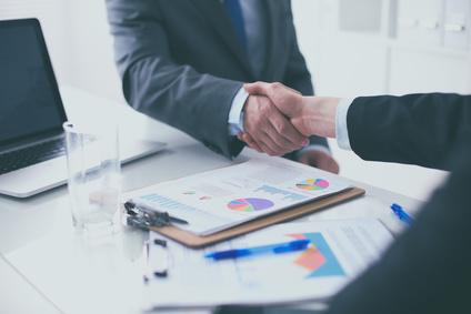 Business people shaking hands, finishing up a meeting Cours particulier Paris Bruxelles Genèves examen TOEIC préparation formation